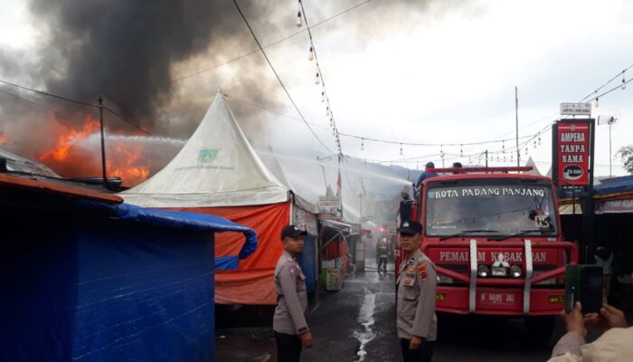 Kebakaran di Pasar Kuliner Padang Panjang Hanguskan 10 rumah