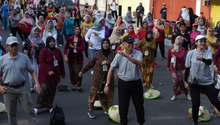 Peringati HKN 59 Pj Bupati Gelar Senam Bersama Masyarakat