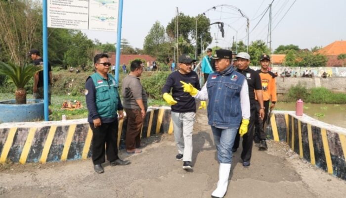 Pj Bupati Jombang Pimpin Langsung Aksi Bersih Sungai Di Kecamatan Sumobito