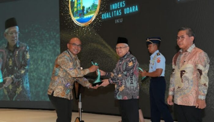 Miftahul Ulum, Kepala DLH Jombang Terima Anugerah Lingkungan Green Leadership 2023
