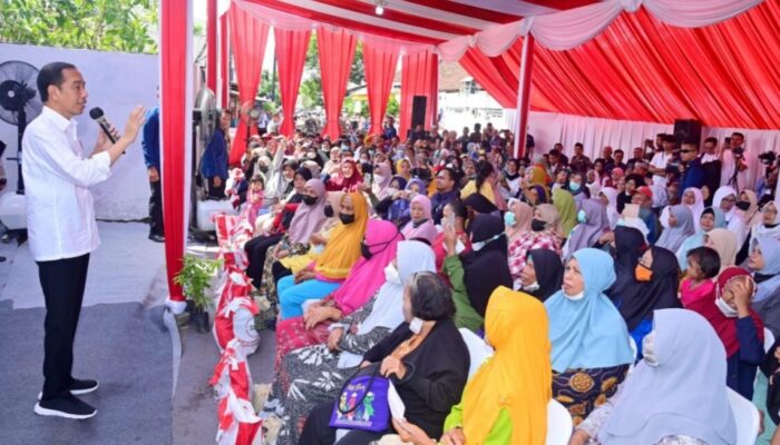 Presiden Jokowi Serahkan BLT El Nino Di Kantor Pos Genteng