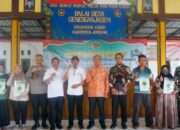 Pj Bupati Jombang Serahkan Sertifikat PTSL Desa Genenganjasem Kabuh
