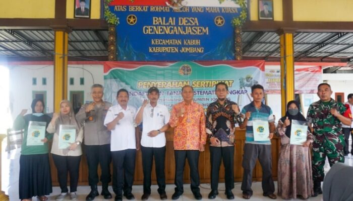 Pj Bupati Jombang Serahkan Sertifikat PTSL Desa Genenganjasem Kabuh