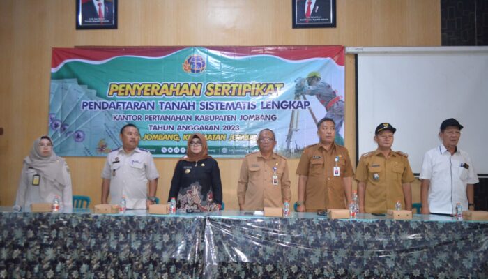 BPN dan Dinas Perkim Jombang Serahkan Sertipikat PTSL Ke Warga Terdampak Proyek DAK Integrasi