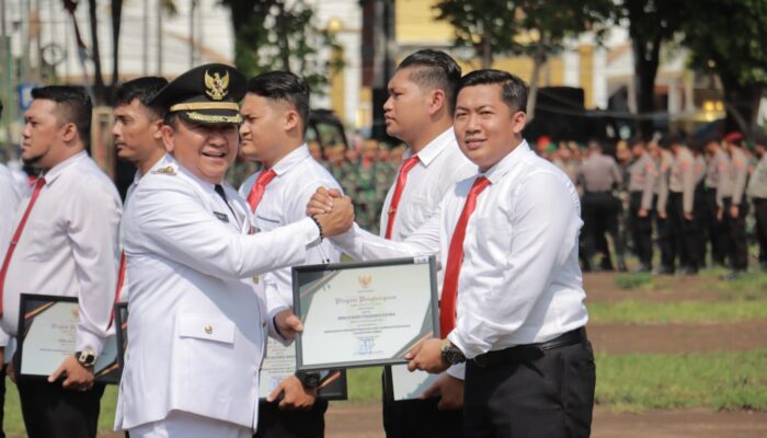 Kapolda Jatim Berikan Penghargaan Kepada 56 PNS Dan Personel Polri Yang Berprestasi