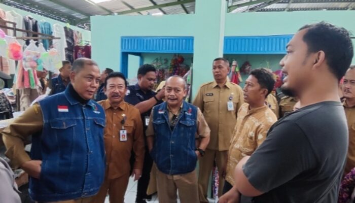 Pj Bupati Jombang Sugiat Tinjau Tinjau Pasar Perak