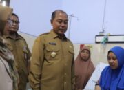 Pj Bupati Jombang Sugiat Jenguk Anggota KPPS Yang Sakit