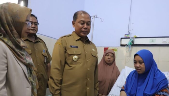 Pj Bupati Jombang Sugiat Jenguk Anggota KPPS Yang Sakit