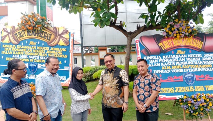 Pasca Vonis 18 Tahun Pembunuh Wartawan, KJJT Kirim Karangan Bunga Ke Kejari Dan PN Jombang