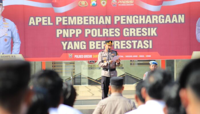 Polres Gresik Gelar Apel Pemberian Penghargaan Anggota Berprestasi