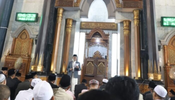 Pj Bupati Jombang Laksanakan Sholat Ied Di Masjid Agung Baitul Mukminin 
