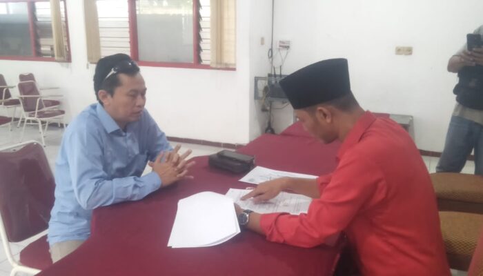 Budayawan Topeng Mas Hakim Kembalikan Formulir Ke DPC PDIP Jombang