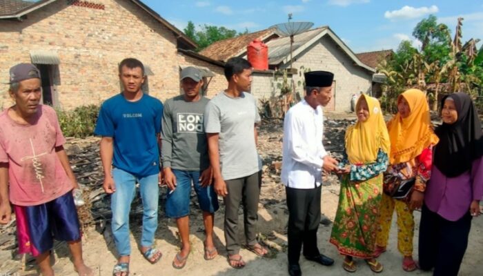 Sambangi Korban Kebakaran, Shodiq Berikan Bantuan dan Hibur Mbah Sukini