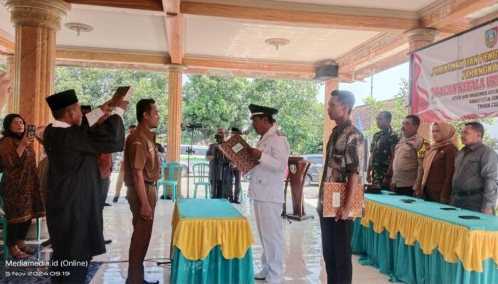 Kepala Desa Balong Gemek Resmi Lantik Kepala Urusan Keuangan Yang Baru