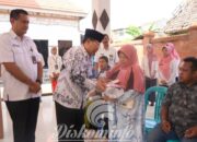 PJs Bupati Mojokerto Serahkan Bansos PKH Plus di Kecamatan Pungging dan Ngoro