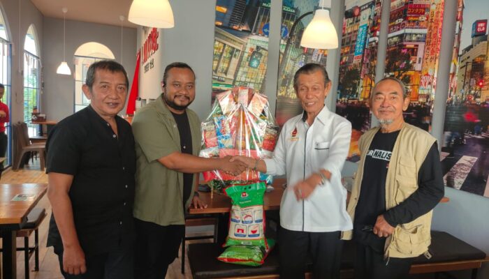 KJJT Beri Bingkisan Kepada Wartawan Senior di HPN 2025