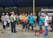 Peduli Sesama, Polisi bagikan Nasi Bungkus Kepada Pekerja Kebersihan di Jum’at Berkah