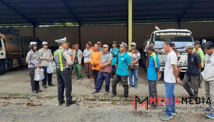 Peduli Sesama, Polisi bagikan Nasi Bungkus Kepada Pekerja Kebersihan di Jum’at Berkah