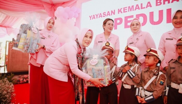 Wakil Ketua Bhayangkari Daerah Jawa Timur Salurkan Makan Sehat Gratis di Jombang