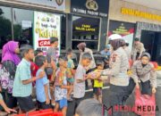 Personel Polres Jombang Bagikan Takjil Kepada Pengendara dan Warga Sekitar