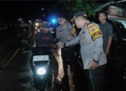 Kapolres Jombang Pimpin Patroli Sepertiga Malam, Pembagian Makan Sahur Gratis Kepada Masyarakat dan Imam Safari Kultum Subuh