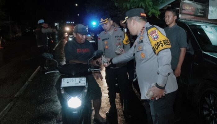 Kapolres Jombang Pimpin Patroli Sepertiga Malam, Pembagian Makan Sahur Gratis Kepada Masyarakat dan Imam Safari Kultum Subuh