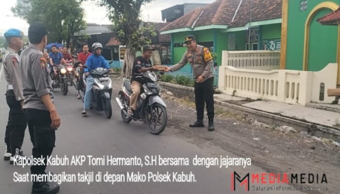 Polsek Kabuh Bagi Takjil Jelang Buka Puasa, Bentuk Kepedulian Sesama