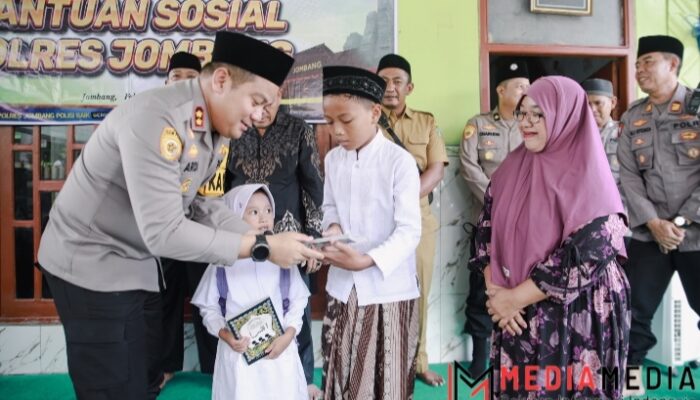 Kapolres Jombang Berikan Bansos ke TPQ Jama’atun Turipinggir, Megaluh