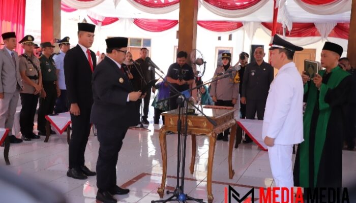 Bupati Jombang Warsubi Lantik Kepala Desa Antar Waktu Desa Mojokrapak Tembelang