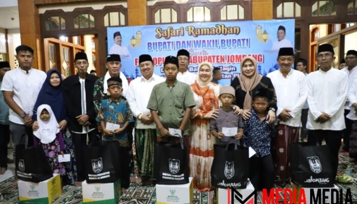 Bupati Jombang Ikuti Tarawih dan Berikan Bantuan di Masjid Baitul Muttaqin Desa Purisemanding