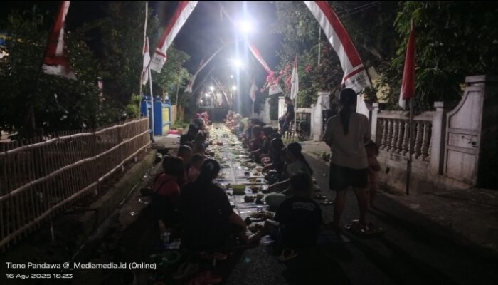 Warga Dusun Sukoharjo RT 4 Penggaron Makan Bersama Di Jalan, Peringati Kemerdekaan RI Ke 80