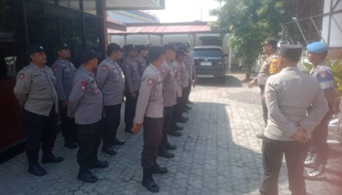 Kapolsek Kabuh Pimpin Apel Pagi dan Pemeriksaan Kelengkapan Personel