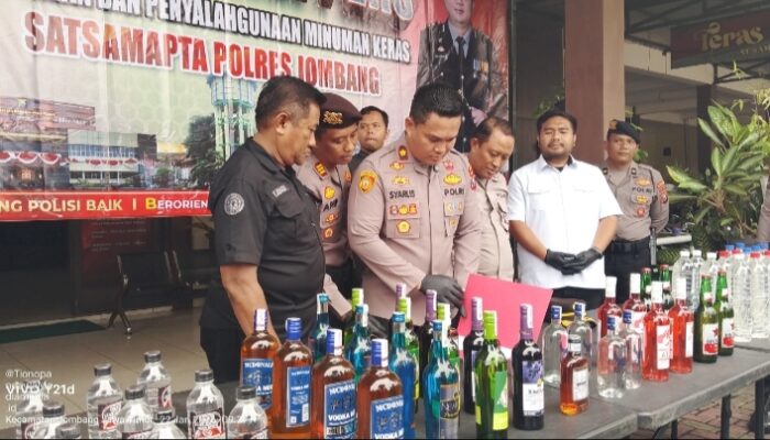 Polres Jombang Bongkar Peredaran Miras Ilegal, 680 Botol Disita di Jogoroto