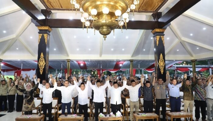 Sinergi Pusat-Daerah: Mensos Gus Ipul dan Bupati Warsubi Hadirkan Bansos Tepat Sasaran via DTSEN