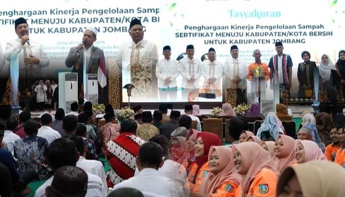Berkah Penghargaan Nasional Kineja Pengelolaan Sampah, Abah Warsubi Bupati Jombang Hadiahkan 5 Umrah Gratis untuk Pasukan Kebersihan