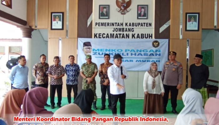 Menko Pangan Zulhas Kunjungi Kecamatan Kabuh Jombang, Serahkan Bantuan Pangan untuk Warga