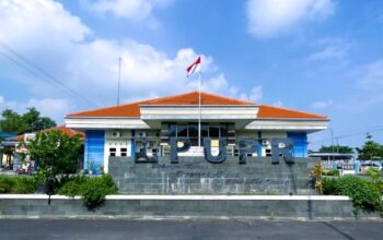 Dinas PUPR Jombang Rutin Bersihkan Lingkungan Kantor, Dukung Program Indonesia ASRI