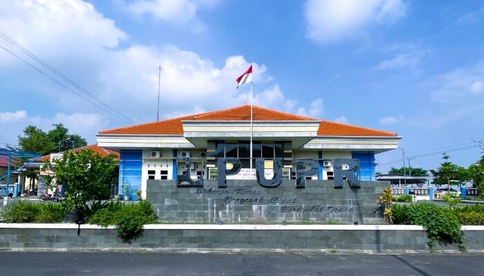 Dinas PUPR Jombang Rutin Bersihkan Lingkungan Kantor, Dukung Program Indonesia ASRI