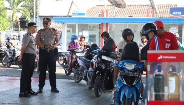 Polisi Bersama Masyarakat, Kapolres Jombang Pantau Ketersediaan BBM di SPBU Mojosongo