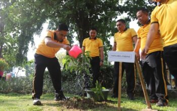 Green Policing, Polres Jombang Tanam Pohon Mangga, Alpukat dan Jambu di Taman Kebonrojo
