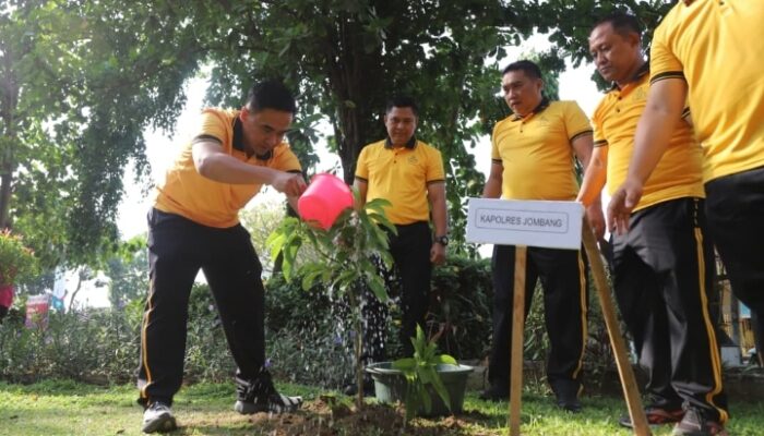 Green Policing, Polres Jombang Tanam Pohon Mangga, Alpukat dan Jambu di Taman Kebonrojo